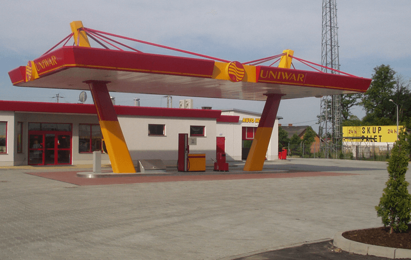 Tankstelle mit Pylonprofil