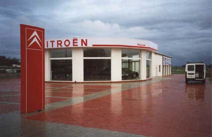 Pylon und Einzelbuchstaben