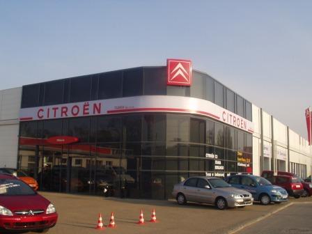 umlaufende Autohauswerbung